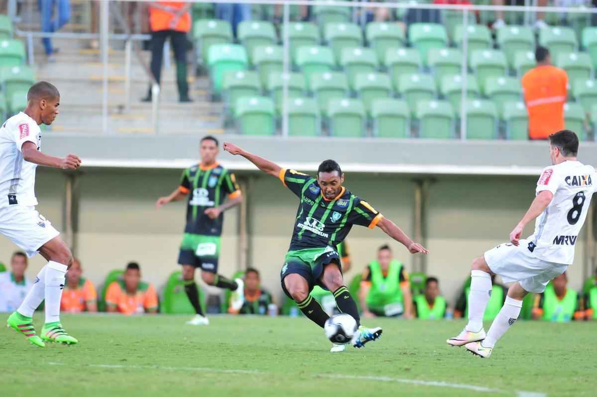 Lance do confronto de ida da final do Campeonato Mineiro entre Amrica e Atltico