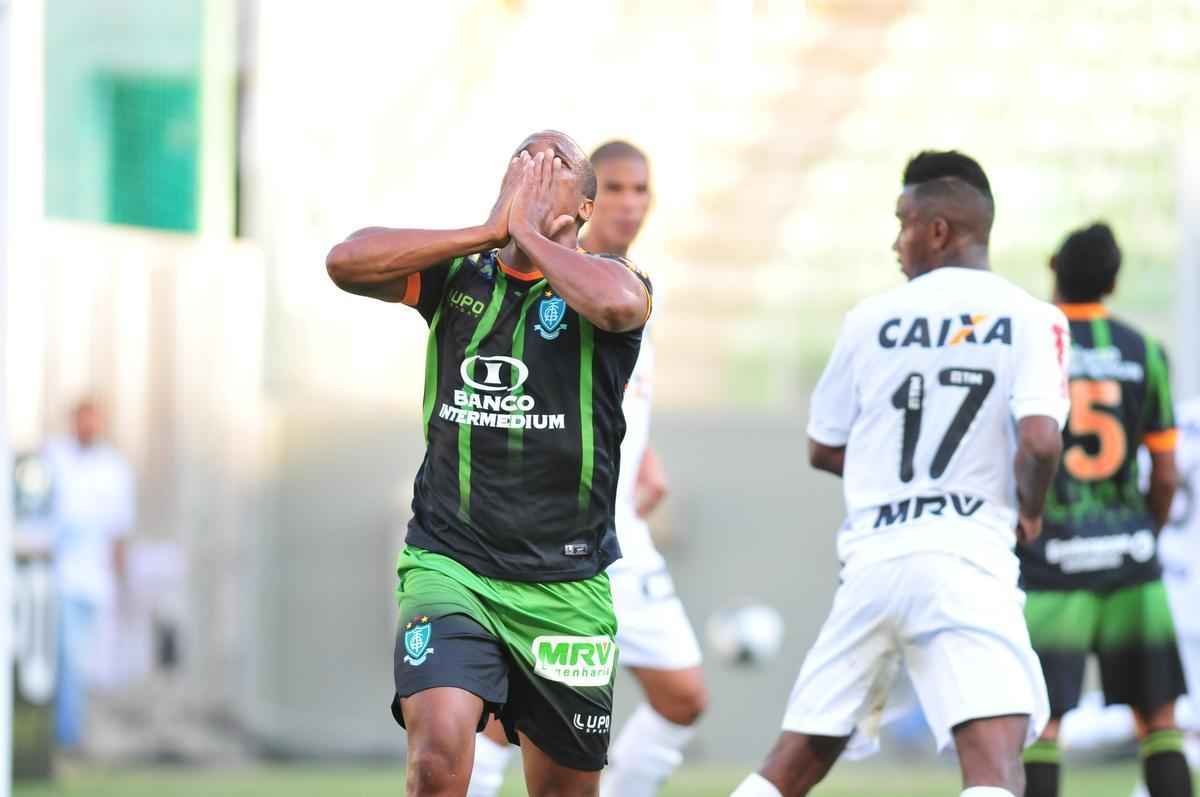 Lance do confronto de ida da final do Campeonato Mineiro entre Amrica e Atltico