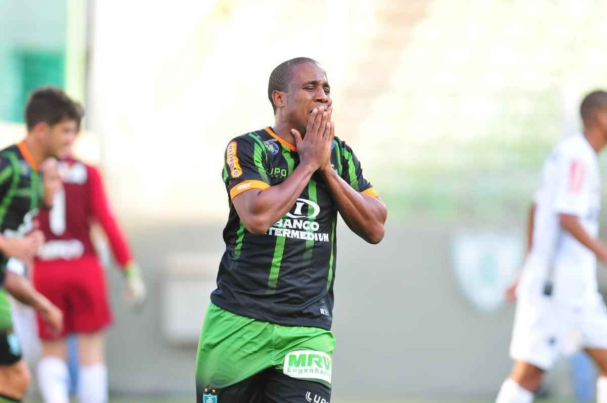 Lance do confronto de ida da final do Campeonato Mineiro entre Amrica e Atltico