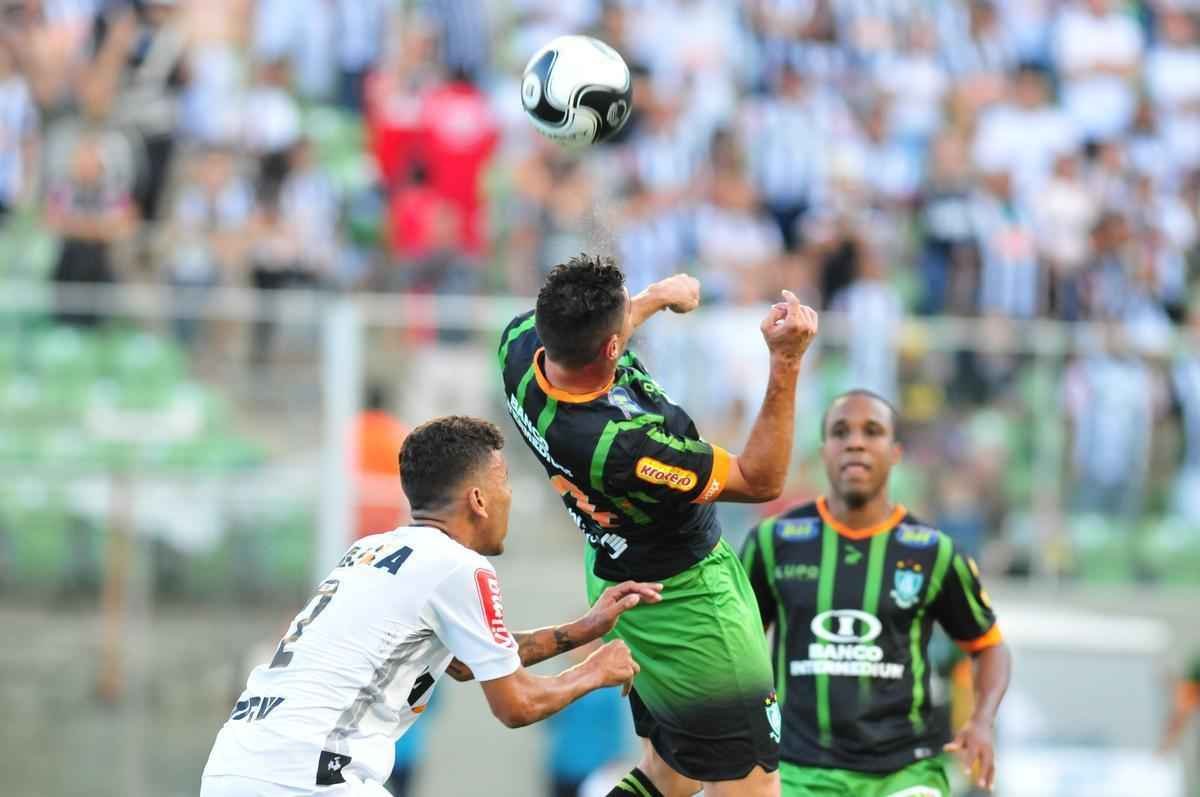 Lance do confronto de ida da final do Campeonato Mineiro entre Amrica e Atltico