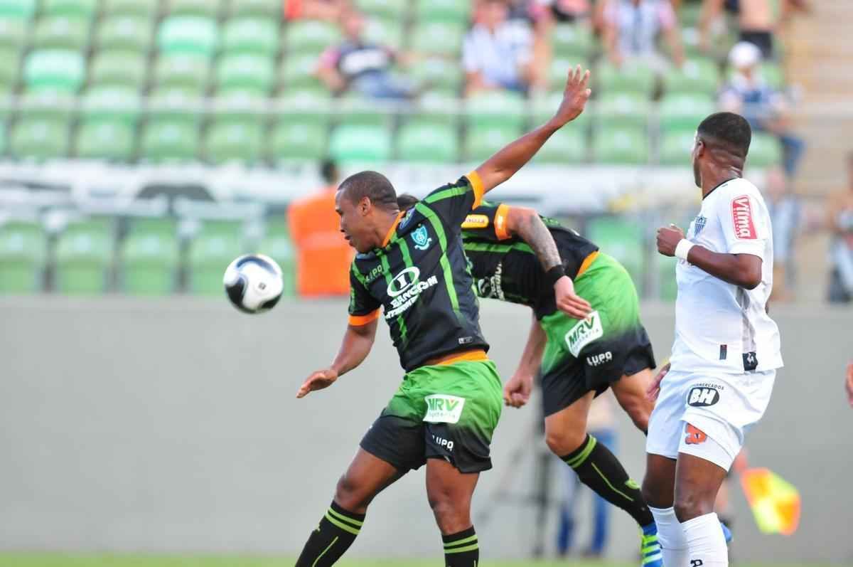 Lance do confronto de ida da final do Campeonato Mineiro entre Amrica e Atltico