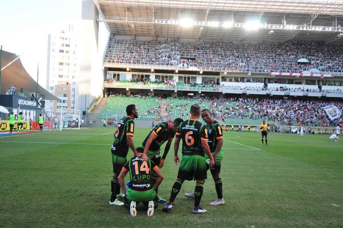 Lance do confronto de ida da final do Campeonato Mineiro entre Amrica e Atltico