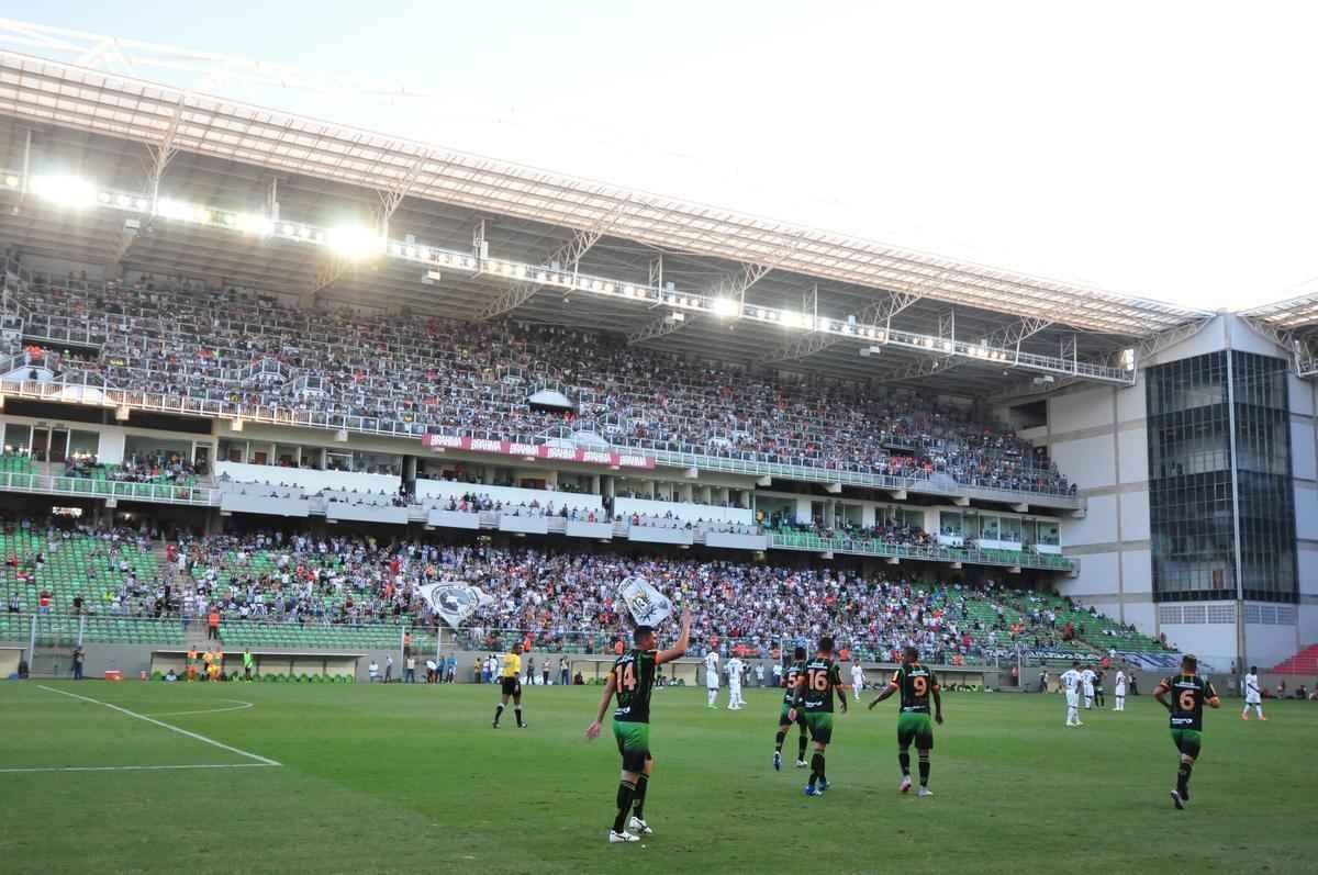 Lance do confronto de ida da final do Campeonato Mineiro entre Amrica e Atltico