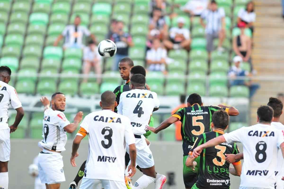 Lance do confronto de ida da final do Campeonato Mineiro entre Amrica e Atltico