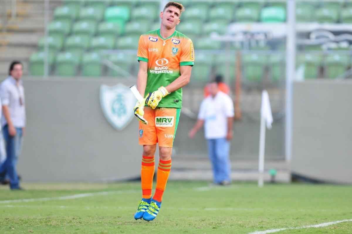 Lance do confronto de ida da final do Campeonato Mineiro entre Amrica e Atltico