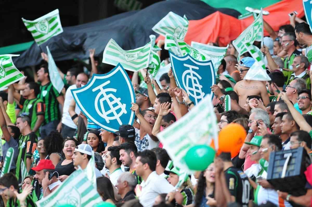 Lance do confronto de ida da final do Campeonato Mineiro entre Amrica e Atltico