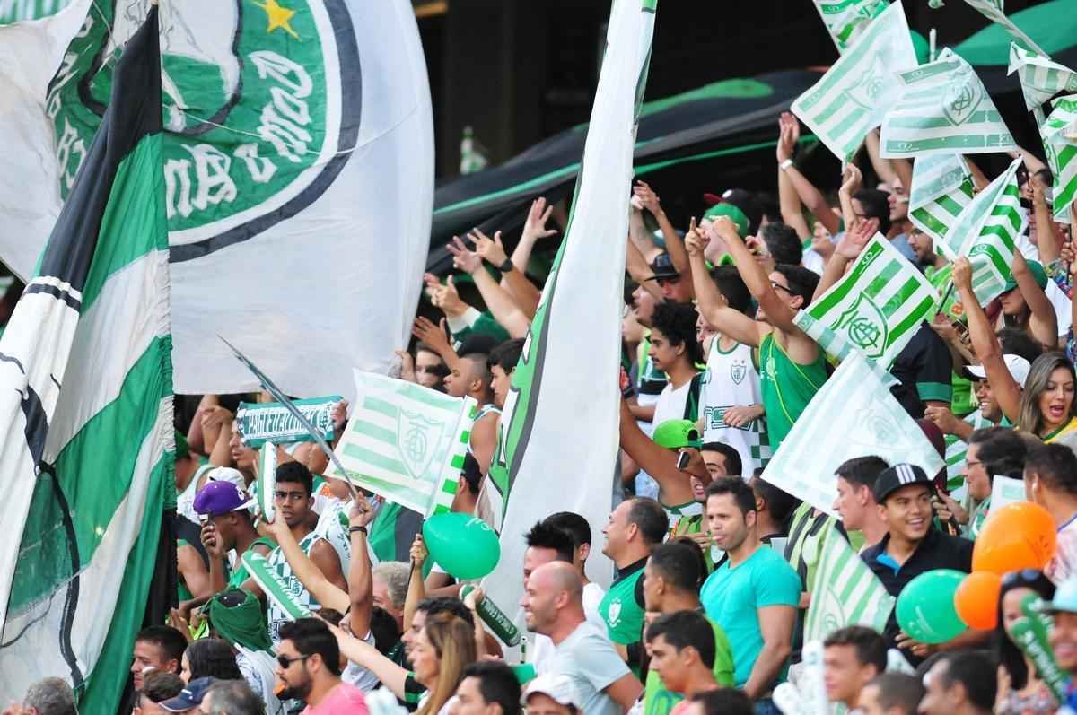 Lance do confronto de ida da final do Campeonato Mineiro entre Amrica e Atltico