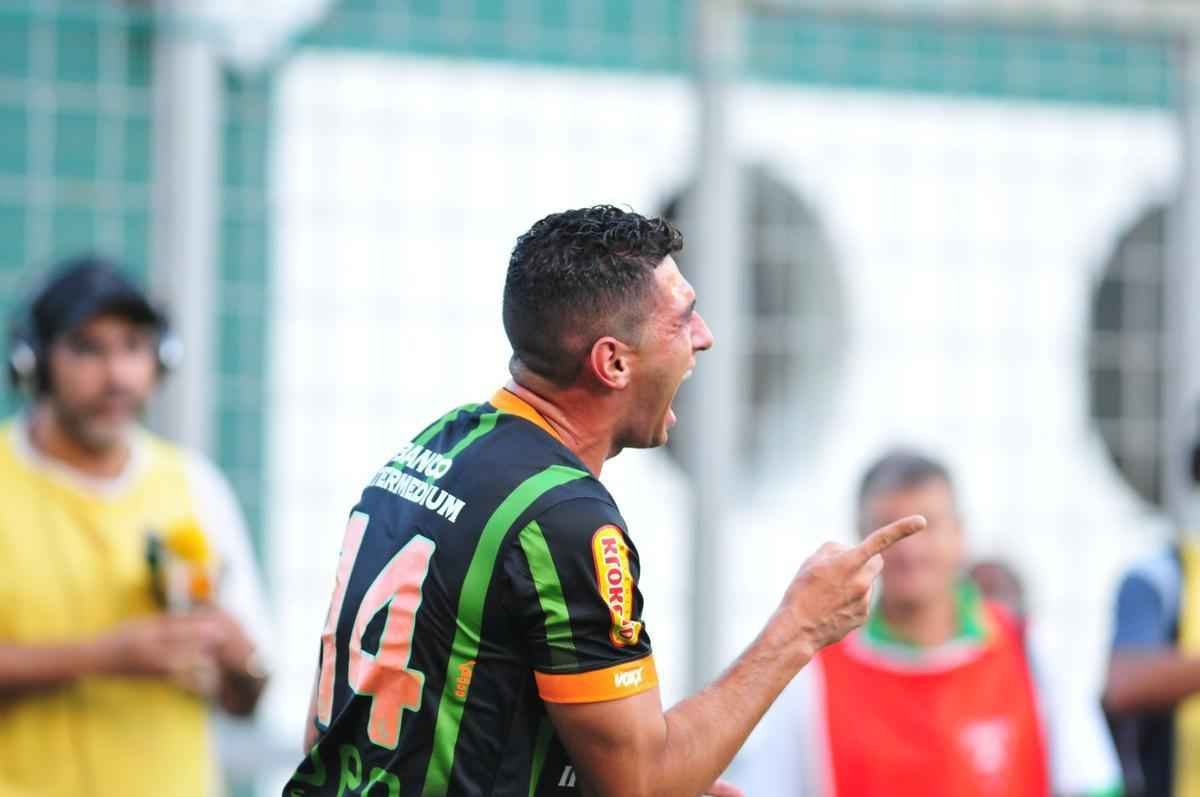 Lateral Danilo marcou dois gols no primeiro jogo da deciso do Mineiro contra o Atltico