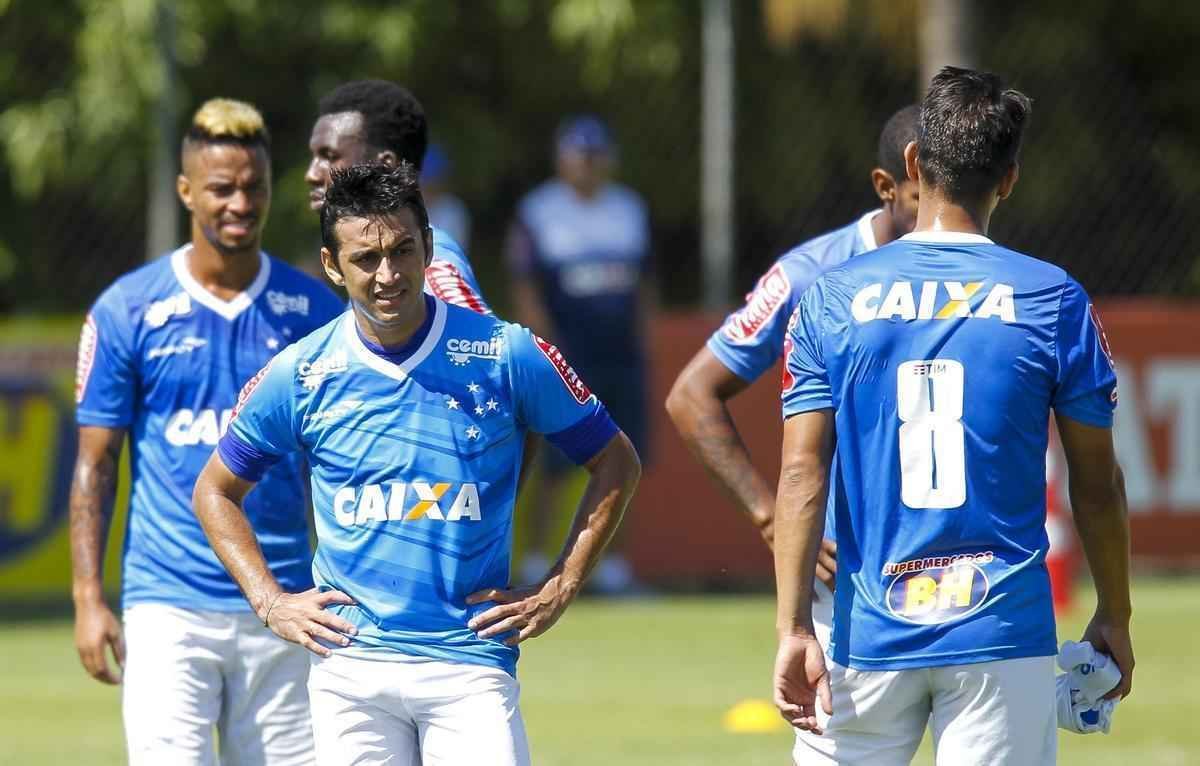 Veja fotos do treino e da apresentao oficial de Lucas e Robinho no Cruzeiro