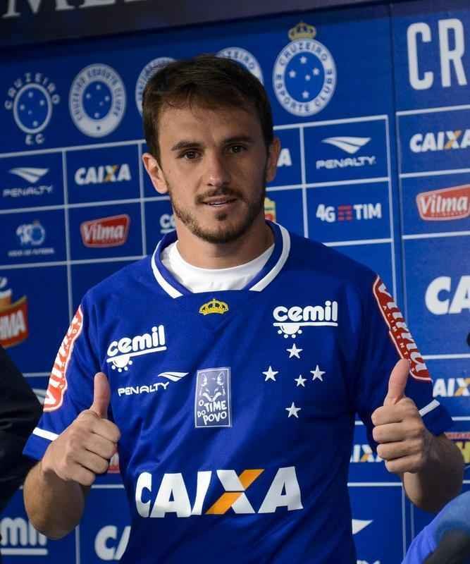Veja fotos do treino e da apresentao oficial de Lucas e Robinho no Cruzeiro