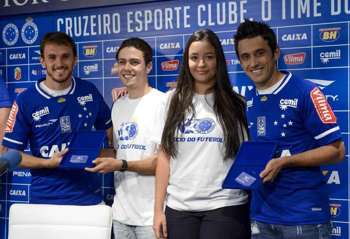 Veja fotos do treino e da apresentao oficial de Lucas e Robinho no Cruzeiro