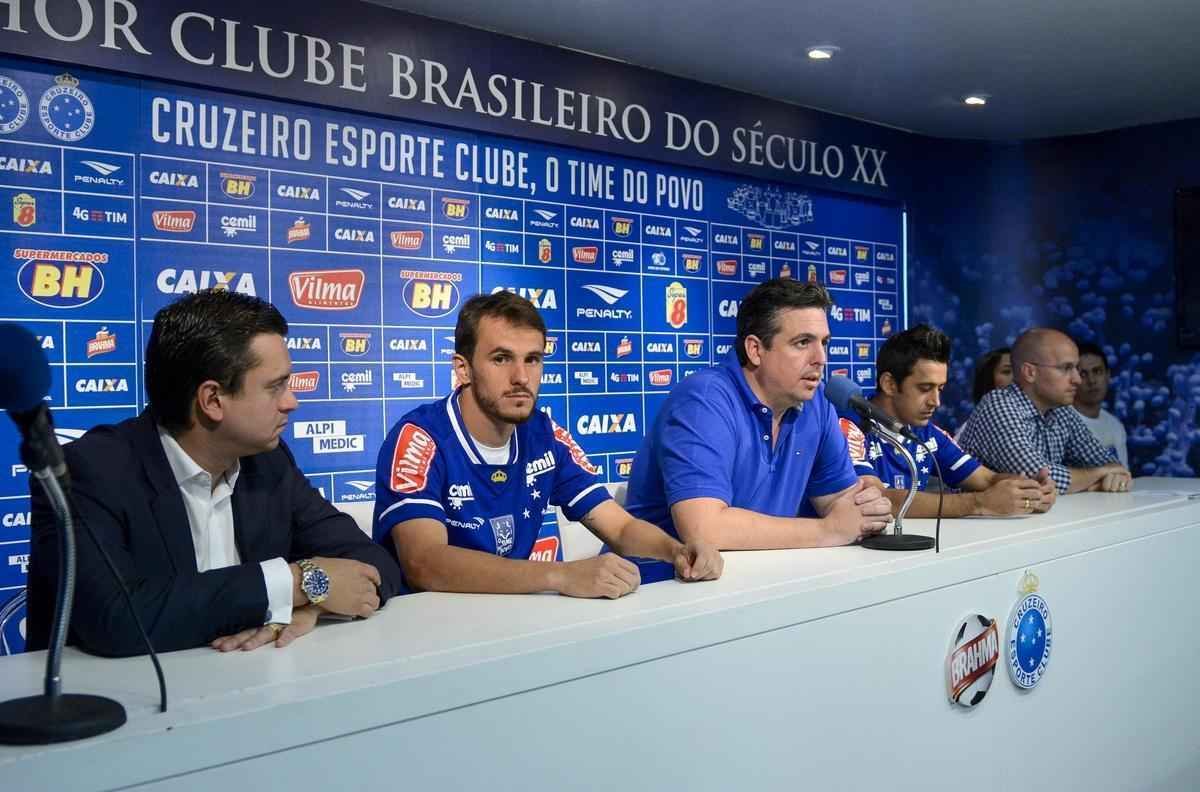 Veja fotos do treino e da apresentao oficial de Lucas e Robinho no Cruzeiro