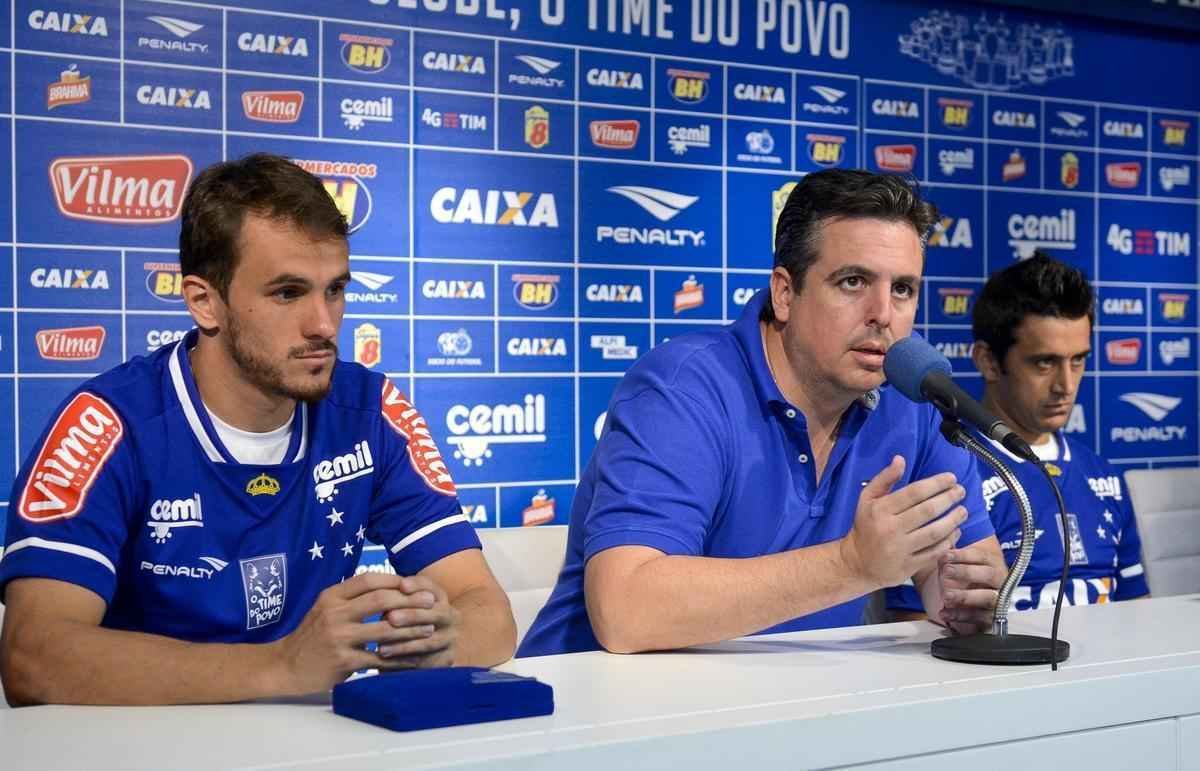 Veja fotos do treino e da apresentao oficial de Lucas e Robinho no Cruzeiro