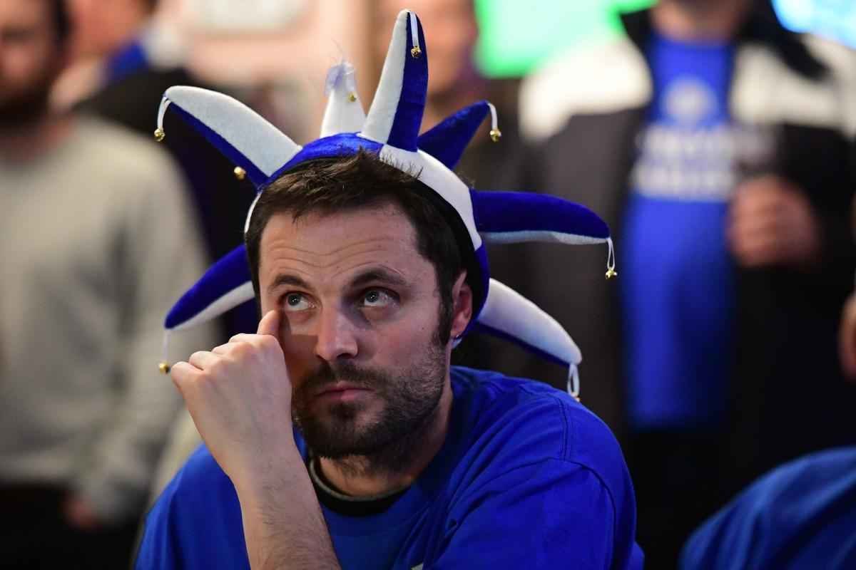 Empate entre Tottenham e Chelsea, por 2 a 2,  garantiu o ttulo ingls ao Leicester 