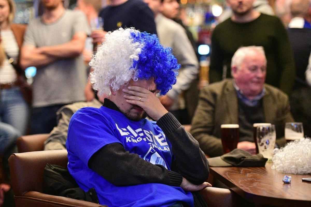 Empate entre Tottenham e Chelsea, por 2 a 2,  garantiu o ttulo ingls ao Leicester 