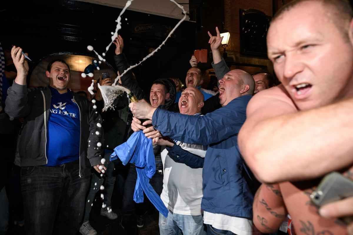 Empate entre Tottenham e Chelsea, por 2 a 2, garantiu o ttulo ingls ao Leicester