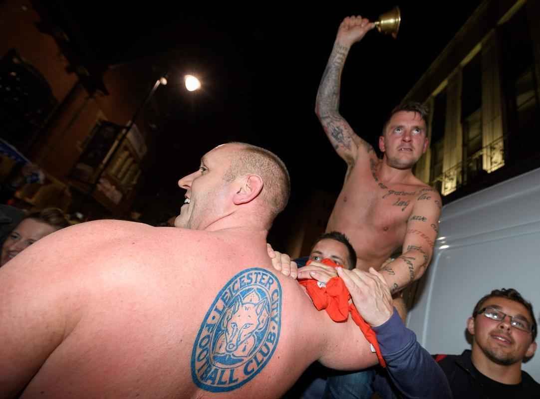 Empate entre Tottenham e Chelsea, por 2 a 2, garantiu o ttulo ingls ao Leicester