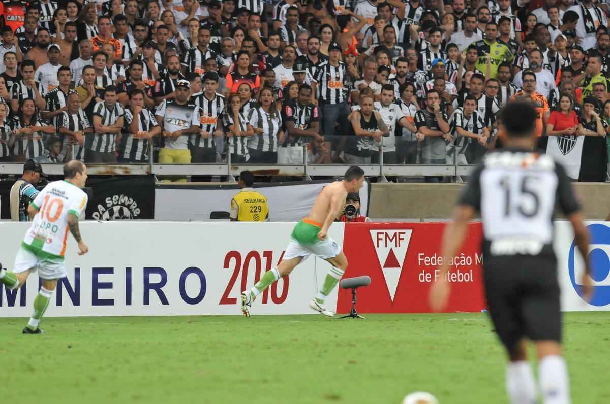 Fotos da comemorao de Danilo, heri da grande deciso do Mineiro