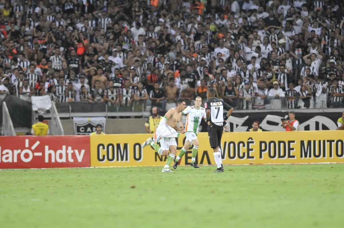 Fotos da comemorao de Danilo, heri da grande deciso do Mineiro
