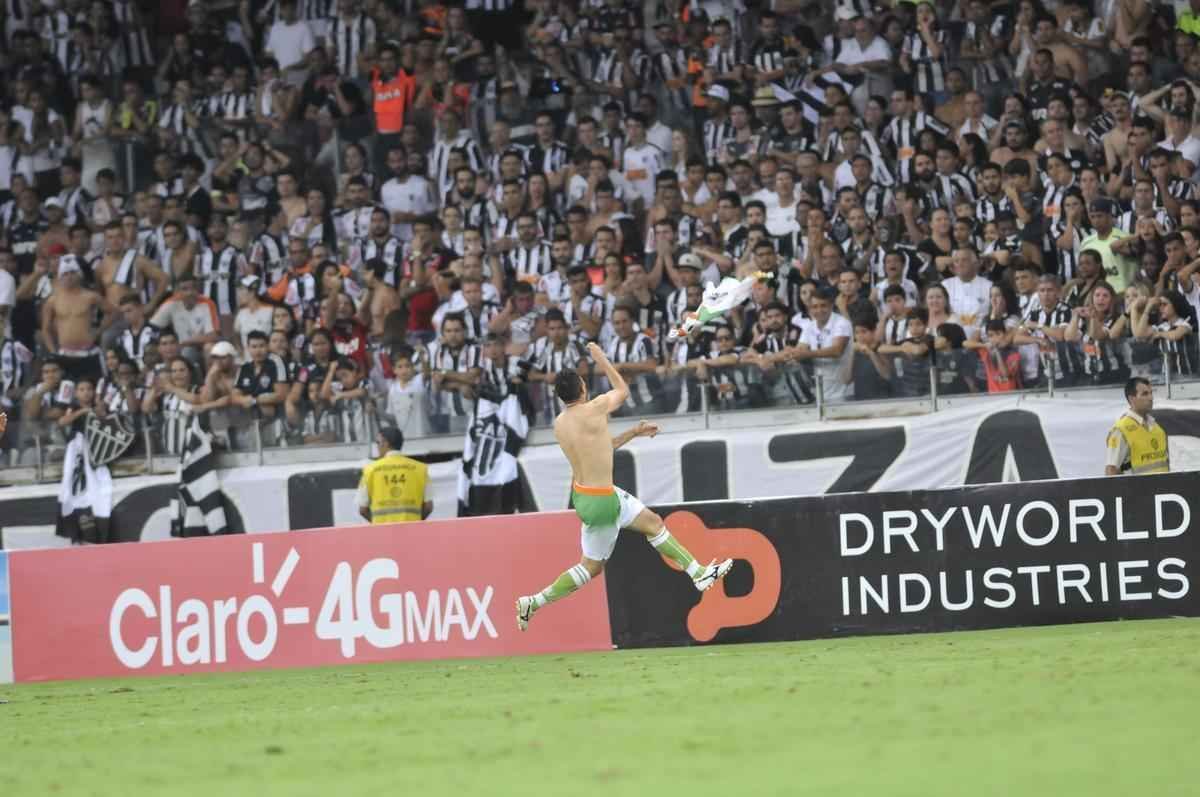 Fotos da comemorao de Danilo, heri da grande deciso do Mineiro