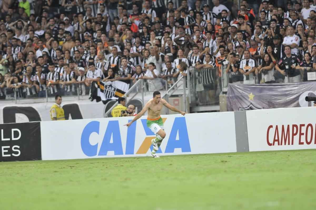 Fotos da comemorao de Danilo, heri da grande deciso do Mineiro