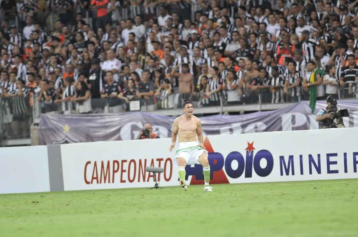 Fotos da comemorao de Danilo, heri da grande deciso do Mineiro