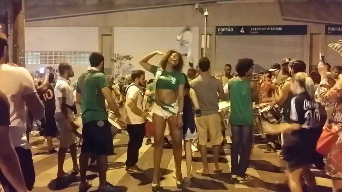 Confira a festa dos torcedores do Amrica na chegada do time ao Independncia
