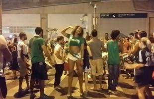 Confira a festa dos torcedores do Amrica na chegada do time ao Independncia