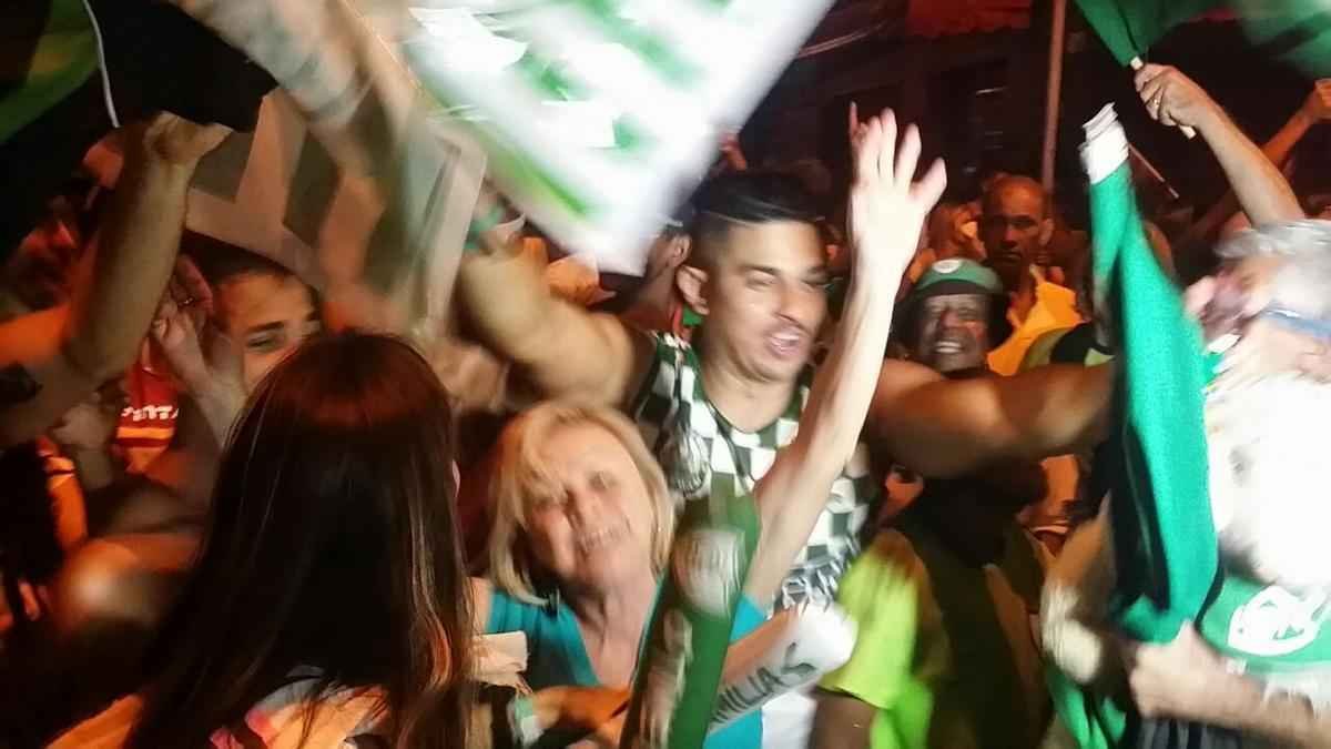 Confira a festa dos torcedores do Amrica na chegada do time ao Independncia