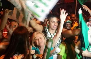 Confira a festa dos torcedores do Amrica na chegada do time ao Independncia