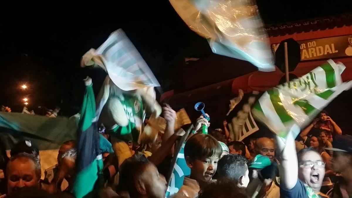 Confira a festa dos torcedores do Amrica na chegada do time ao Independncia