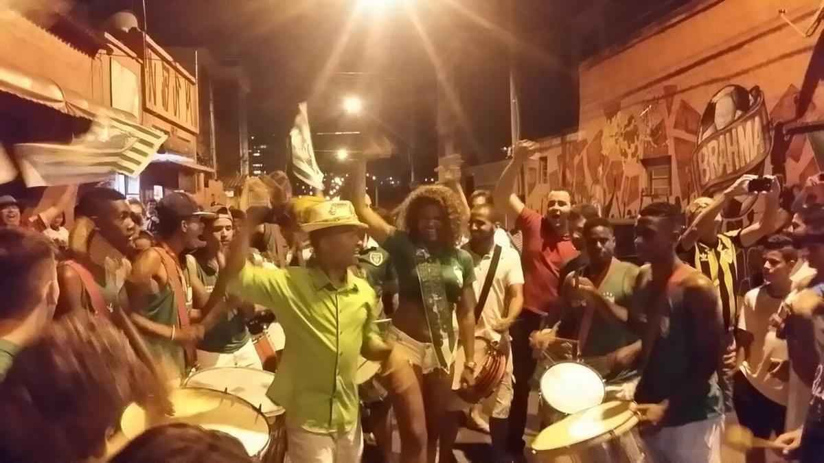 Confira a festa dos torcedores do Amrica na chegada do time ao Independncia