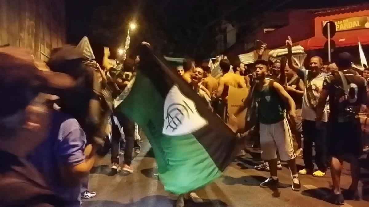 Confira a festa dos torcedores do Amrica na chegada do time ao Independncia