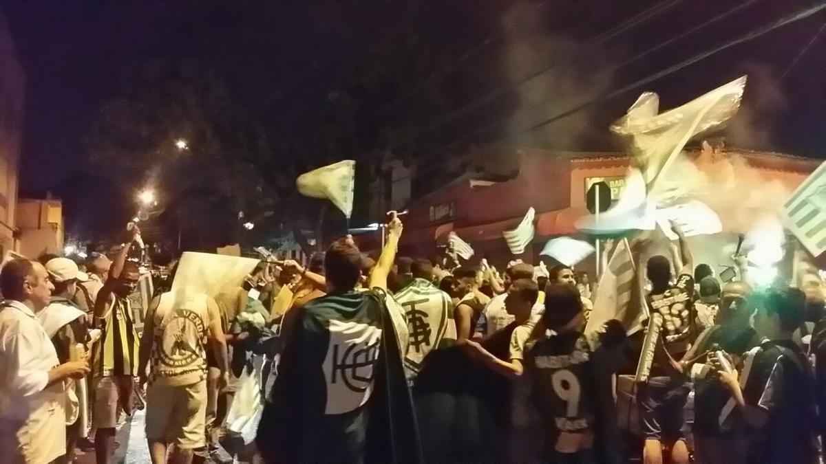 Confira a festa dos torcedores do Amrica na chegada do time ao Independncia
