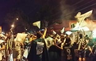 Confira a festa dos torcedores do Amrica na chegada do time ao Independncia