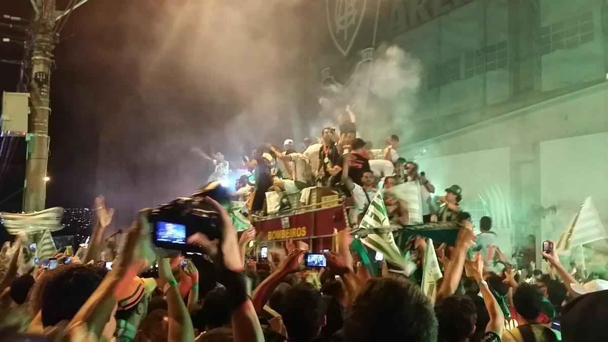 Confira a festa dos torcedores do Amrica na chegada do time ao Independncia