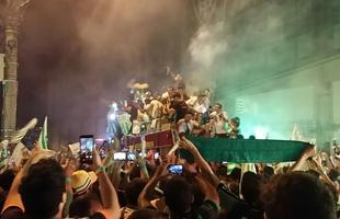 Confira a festa dos torcedores do Amrica na chegada do time ao Independncia