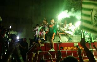 Confira a festa dos torcedores do Amrica na chegada do time ao Independncia