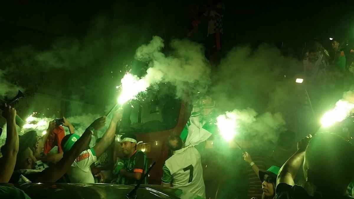 Confira a festa dos torcedores do Amrica na chegada do time ao Independncia