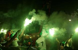 Confira a festa dos torcedores do Amrica na chegada do time ao Independncia