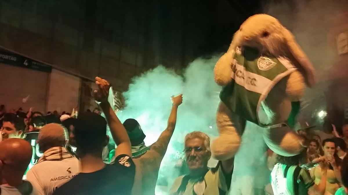 Confira a festa dos torcedores do Amrica na chegada do time ao Independncia