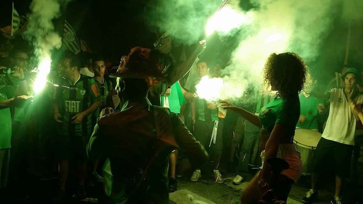 Confira a festa dos torcedores do Amrica na chegada do time ao Independncia