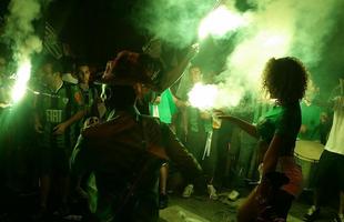 Confira a festa dos torcedores do Amrica na chegada do time ao Independncia