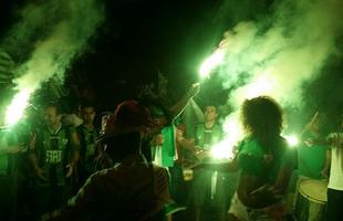 Confira a festa dos torcedores do Amrica na chegada do time ao Independncia