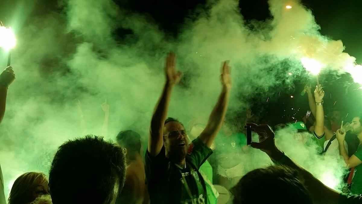 Confira a festa dos torcedores do Amrica na chegada do time ao Independncia