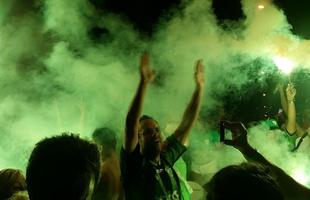 Confira a festa dos torcedores do Amrica na chegada do time ao Independncia