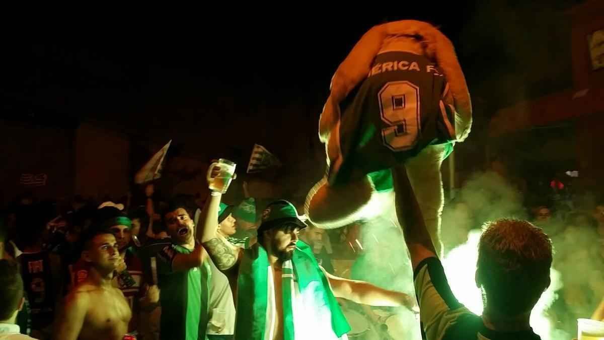 Confira a festa dos torcedores do Amrica na chegada do time ao Independncia