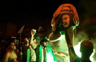 Confira a festa dos torcedores do Amrica na chegada do time ao Independncia