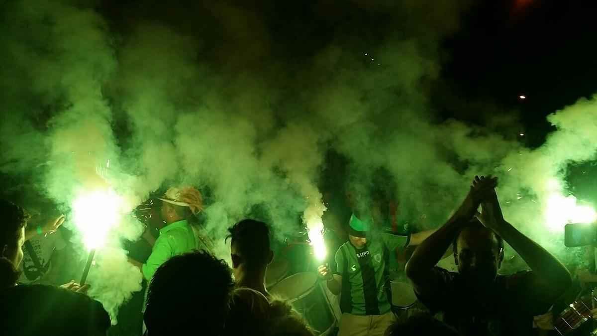 Confira a festa dos torcedores do Amrica na chegada do time ao Independncia
