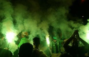 Confira a festa dos torcedores do Amrica na chegada do time ao Independncia